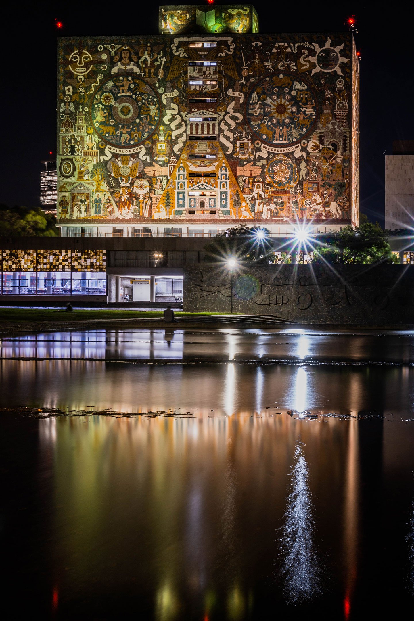 Fotografía de larga exposición de la Biblioteca Central en CU