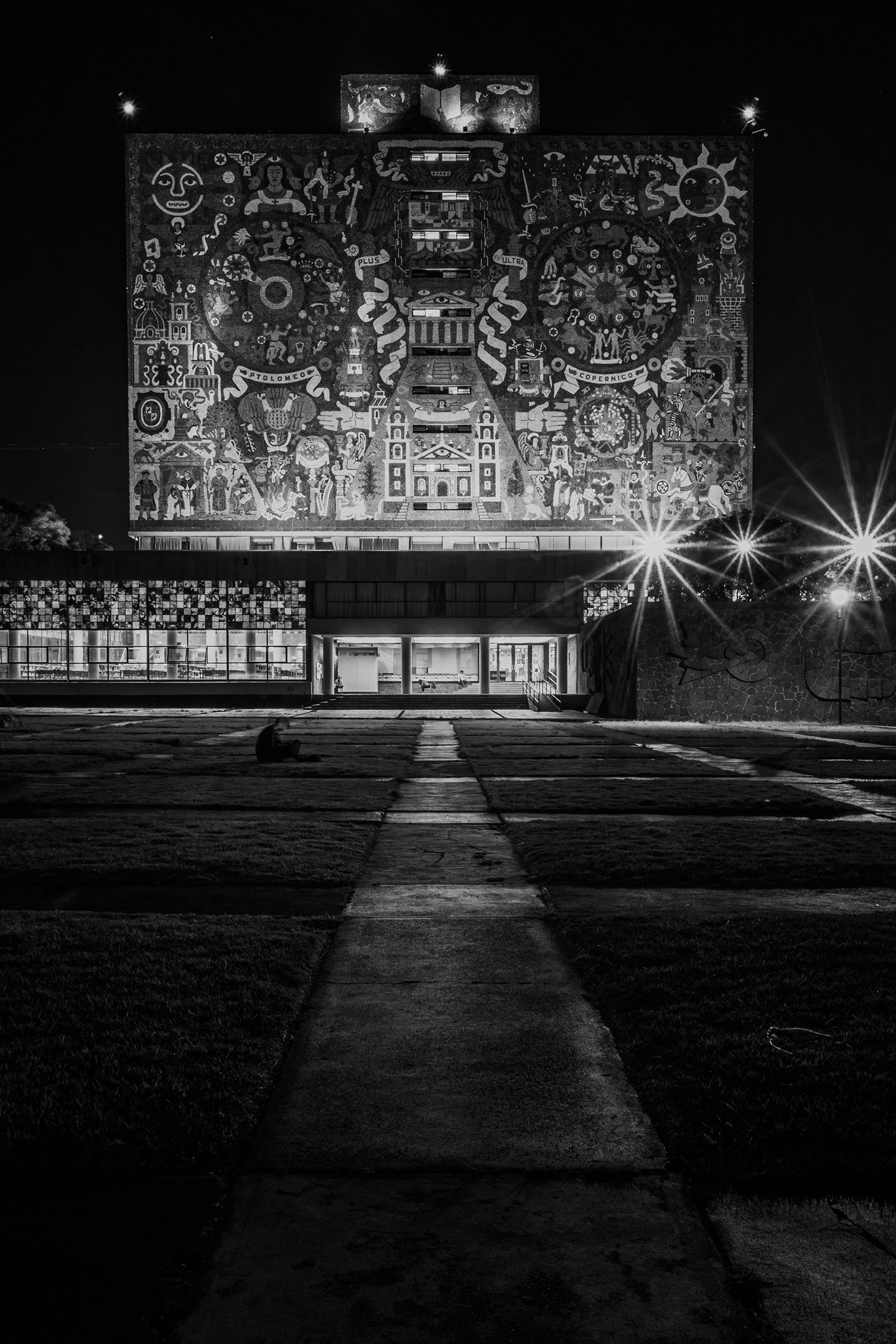 Fotografía nocturna de la Biblioteca Central en CU